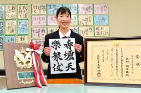 書体が好きという「天平(てんぴょう)写経」の臨書を手にする矢野明日香さん=津名高校 書体が好きという「天平(てんぴょう)写経」の臨書を手にする矢野明日香さん=津名高校