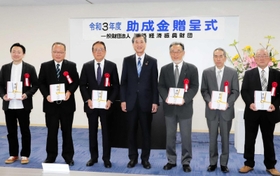 石村健理事長(中央)から助成金の目録を受け取った団体代表者=洲本市下加茂1 石村健理事長(中央)から助成金の目録を受け取った団体代表者=洲本市下加茂1