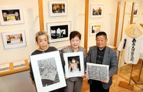 霊場巡りがテーマの作品を展示する打越剛さん(右)、孝子さん(中央)、いけだまなみさん=洲本市本町6 霊場巡りがテーマの作品を展示する打越剛さん(右)、孝子さん(中央)、いけだまなみさん=洲本市本町6