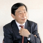 選挙戦を振り返り、抱負を語る上崎勝規氏=洲本市栄町1