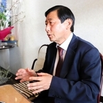 選挙戦を振り返り、抱負を語る上崎勝規氏=洲本市栄町1