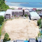 アパレル産業を通じた地域拠点として生まれ変わる旧江井小学校(淡路市提供)