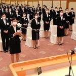 決意表明を述べる坂本恵梨奈さんら新入社員=ホテルニューアワジ