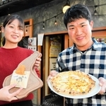 酒かすを使ったスイーツ「エトワール焼き」と「酒かすピザ」をPRする西山梨央さんと矢野孔晴さん=ペガサス