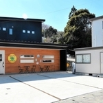 メキシコ料理店「ガミーズ・ポート」の前に建てられたビーチサンダル専門店「エー・スタイル」(右)=淡路市志筑