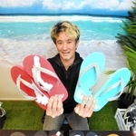 淡路島などをデザインしたビーチサンダルと池上隼人さん=淡路市志筑