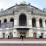 舞台に立ったウクライナの国立劇場前でポーズを取る山本春姫さん(提供)