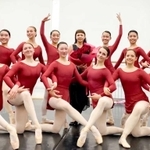 練習仲間と記念写真に写る山本春姫さん(後列右から2人目、提供)