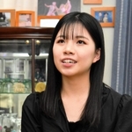 思い出の写真を手に「戦争を終わらせて」と訴える山本春姫さん=南あわじ市