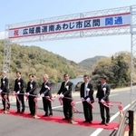 開通を祝ってテープカットする守本憲弘南あわじ市長(左から5人目)ら=南あわじ市八木寺内