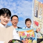 生シラスの丼とポスターで一斉提供をPRする北淡路ブランド推進協議会の大塩茂彰理事長(中央)ら=淡路市岩屋