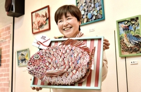 古新聞を使ったアート作品と八木美幸さん=ファッション&ギャラリー「マルハ」 古新聞を使ったアート作品と八木美幸さん=ファッション&ギャラリー「マルハ」