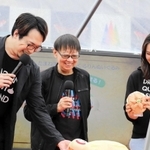 ドラクエグッズを見る堀井さん(中央)とトークショーに出演していたタレントの加藤夏希さん(右)と声優の安元洋貴さん=淡路市楠本