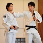 技を掛けるときの意識について説明する阿部一二三選手と詩選手=南あわじ市沼島