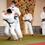 沼島中柔道部員への指導で組手を観察する(右から)阿部一二三選手と詩選手=南あわじ市沼島