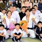 昨夏の東京五輪で兄妹そろって金メダルに輝いた柔道男子66キロ級の阿部一二三選手と、女子52キロ級の阿部詩選手の講演会が16日、兵庫県南あわじ市の離島・沼島の沼島中学校体育館であった。同校は4月に柔道部ができたばかり。阿部兄妹は部員に直接、技術指導した。五輪優勝の際の心境や、2年後のパリ五輪への意気込みを語る場面もあり、集まった地元の小中学生約30人と島民らが熱心に耳を傾けた。(西竹唯太朗)