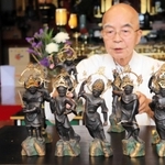 修復を終えた十二神将と松永忠興さん=栄福寺