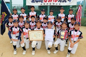 北淡路ブロックで2年連続優勝を果たした志筑少年野球団=北淡西スポーツセンター 北淡路ブロックで2年連続優勝を果たした志筑少年野球団=北淡西スポーツセンター