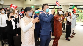 開講式で出身国の国旗を振る受講者=淡路市江井 開講式で出身国の国旗を振る受講者=淡路市江井