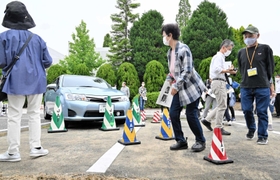 ドライバーの死角を示すコーンを見て回る受講生=県立淡路文化会館 ドライバーの死角を示すコーンを見て回る受講生=県立淡路文化会館