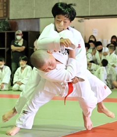 団体戦決勝で、力強い投げ技を繰り出す大将の清水日向君(下)=南淡B&Gセンター 団体戦決勝で、力強い投げ技を繰り出す大将の清水日向君(下)=南淡B&Gセンター