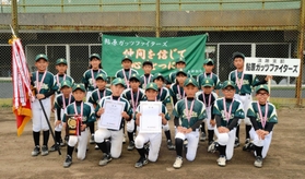 優勝した鮎原ガッツファイターズのナインら=洲本市民球場 優勝した鮎原ガッツファイターズのナインら=洲本市民球場
