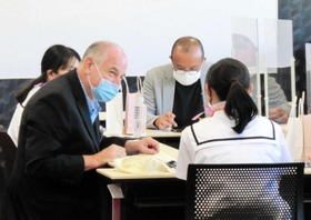 ミッチ・ロスハワイ郡長(左)らが中高生と話した交流会(洲本市提供) ミッチ・ロスハワイ郡長(左)らが中高生と話した交流会(洲本市提供)