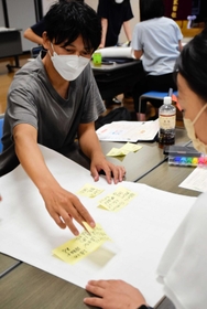 お金について子どもに分かりやすく伝えるために開かれた教職員向けの研修会=南あわじ市榎列下幡多 お金について子どもに分かりやすく伝えるために開かれた教職員向けの研修会=南あわじ市榎列下幡多