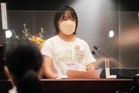 旧辰美中の活用について提案する辰美小6年の西田姫奈さん=南あわじ市役所 旧辰美中の活用について提案する辰美小6年の西田姫奈さん=南あわじ市役所
