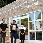 店の前に立つ福井宏昌代表(中央)とスタッフ=淡路市岩屋