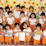 手作りの募金箱でウクライナへの募金活動をした湊幼稚園の園児=南あわじ市