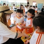 湊お店ごっこでお金を集める園児(湊幼稚園提供)=南あわじ市