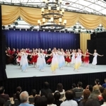 テントシアターの舞台で、青色と黄色の衣装で踊るバレエダンサー=淡路市野島大川