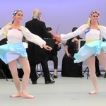 ウクライナの民謡にあわせて踊るイワノワさん(左)とシュリヒテルさん(右)=淡路市野島大川