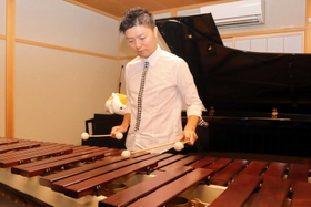 動画の撮影用に、2列で横幅が約3メートルあるマリンバをたたく中田丈次さん=南あわじ市 動画の撮影用に、2列で横幅が約3メートルあるマリンバをたたく中田丈次さん=南あわじ市