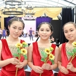 ウクライナのバレエダンサーとともに公演に出演した(右から)眞野結衣さん、北井恵茉さん、北井きららさん=淡路市野島大川