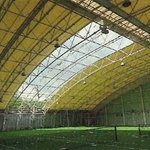 屋根に開いた穴から風雨が吹き込む内部(洲本市提供)