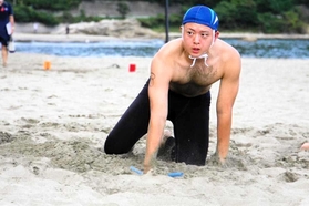 近畿ブロック予選でフラッグをつかんだ小出水孝龍さん(淡路島ライフセービングクラブ提供) 近畿ブロック予選でフラッグをつかんだ小出水孝龍さん(淡路島ライフセービングクラブ提供)