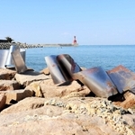 ゆるやかにカーブした鉄の作品=淡路市育波