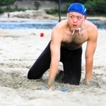 近畿ブロック予選でフラッグをつかんだ小出水孝龍さん(淡路島ライフセービングクラブ提供)