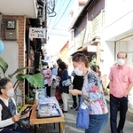 飲食店などを巡る訪問客でにぎわう路地=洲本市本町6