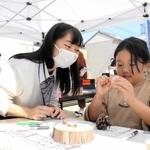 子どもたちと工作する洲本実業高校の生徒=洲本市山手3