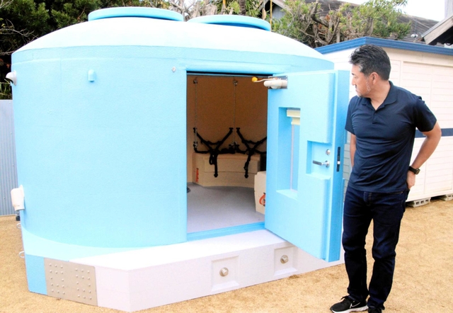 洲本オリーブ保育園が敷地内に設置したシェルターと君島寿源理事長=洲本市本町1