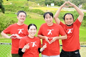 「ハートにズッキュン」。そろいのTシャツでポーズを取る(左から)津川量弘さん、松下和代さん、物部隆之さん、喜田和大さん=洲本市中川原町三木田 「ハートにズッキュン」。そろいのTシャツでポーズを取る(左から)津川量弘さん、松下和代さん、物部隆之さん、喜田和大さん=洲本市中川原町三木田