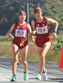 女子・津名の3区山崎夏希選手(左)からたすきを受け取る4区原田心暖選手=丹波篠山市内(撮影・鈴木雅之) 女子・津名の3区山崎夏希選手(左)からたすきを受け取る4区原田心暖選手=丹波篠山市内(撮影・鈴木雅之)