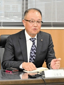 新会頭に就任し、会見する琴井谷隆志氏=洲本商工会議所 新会頭に就任し、会見する琴井谷隆志氏=洲本商工会議所