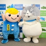 ゆめるん(左)とツーショット撮影するマル=南あわじ市役所