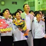 講演後に生徒と記念撮影する関本賢太郎さん=南あわじ市潮美台3