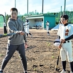 野球部員に打ち方を伝える関本さん=南あわじ市潮美台3