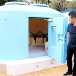 洲本オリーブ保育園が敷地内に設置したシェルターと君島寿源理事長=洲本市本町1